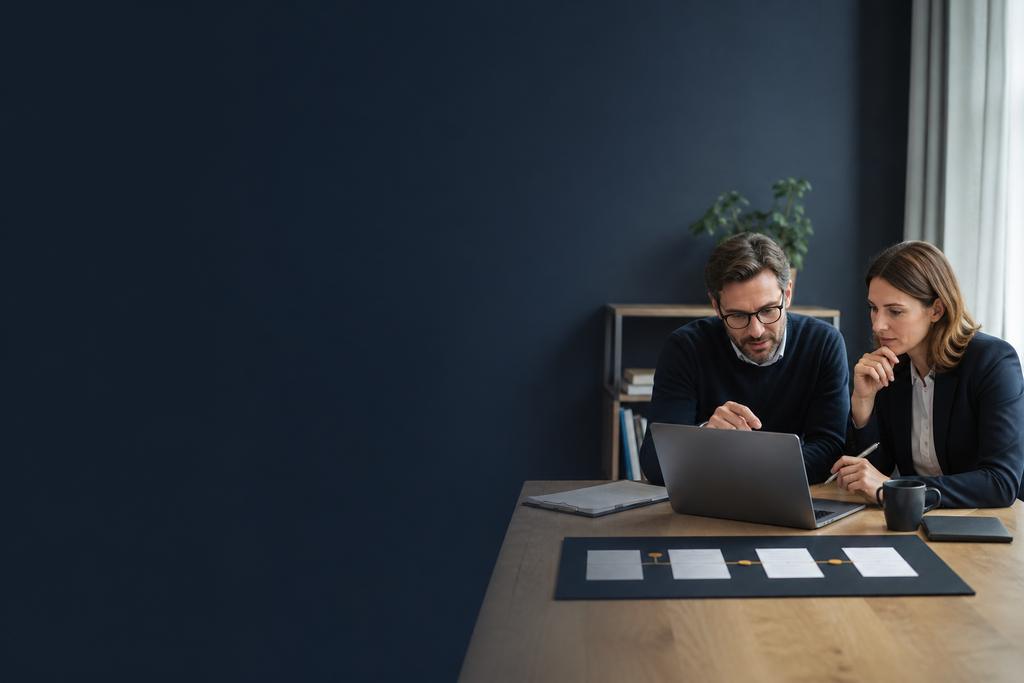 Illustratieve Odoo CRM-specialist en salesverantwoordelijke die pipelinegegevens en opvolgactiviteiten controleren