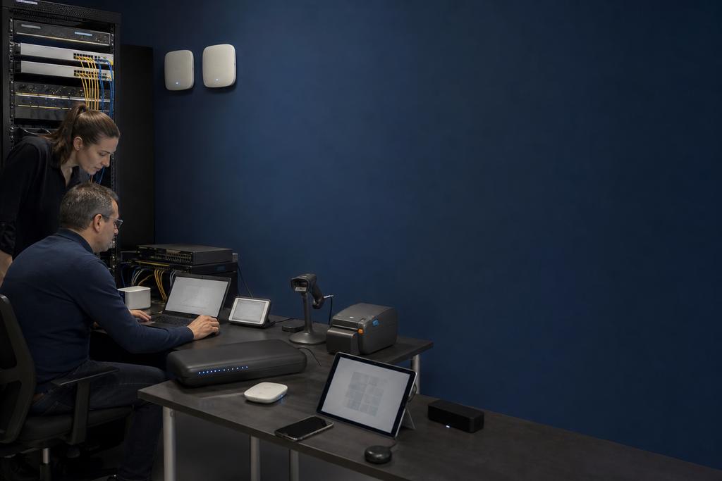 Illustratieve Cisco-netwerkengineers die Catalyst 9800, accesspoints, zakelijke WiFi, clients, roaming, switchuplinks, PoE en een mobiele werkroute beheren
