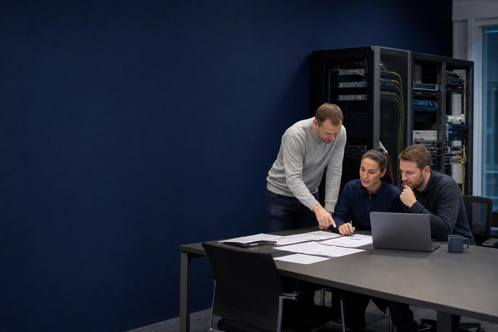 Illustratieve cloudmonitoringengineer, responder en service-eigenaar die back-updekking, herstelpunten, restore, meldroute, gebruikerstaak en monitoringherstel testen