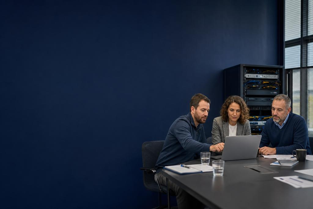 Illustratieve cloudengineer en service-eigenaar die provideronafhankelijke export, database, bestanden, configuratie, sleuteltoegang en afgeschermd herstel testen