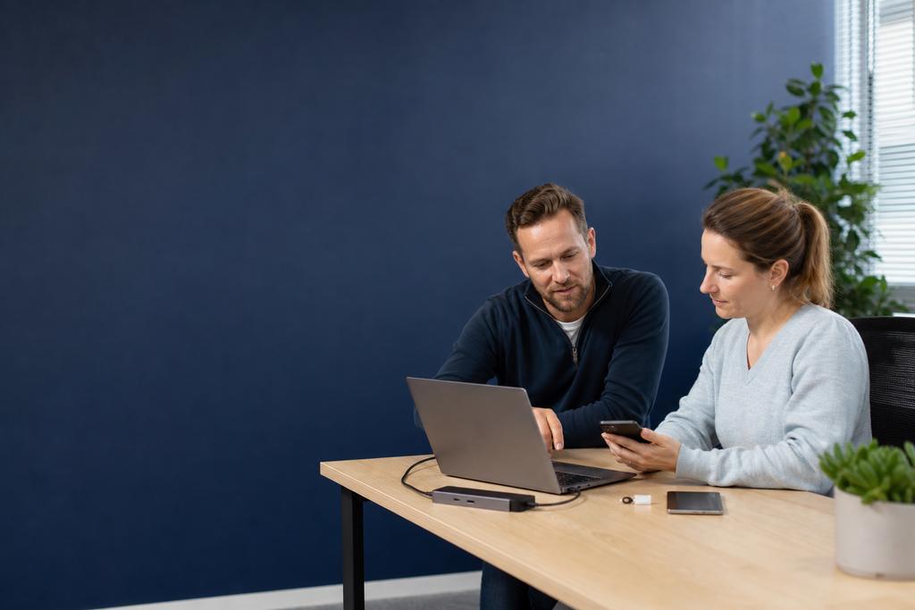 Illustratieve ICT-specialist en medewerker die Microsoft 365, Entra ID, licenties en veilige toegang op een digitale werkplek controleren tijdens digitale werkplekinrichting