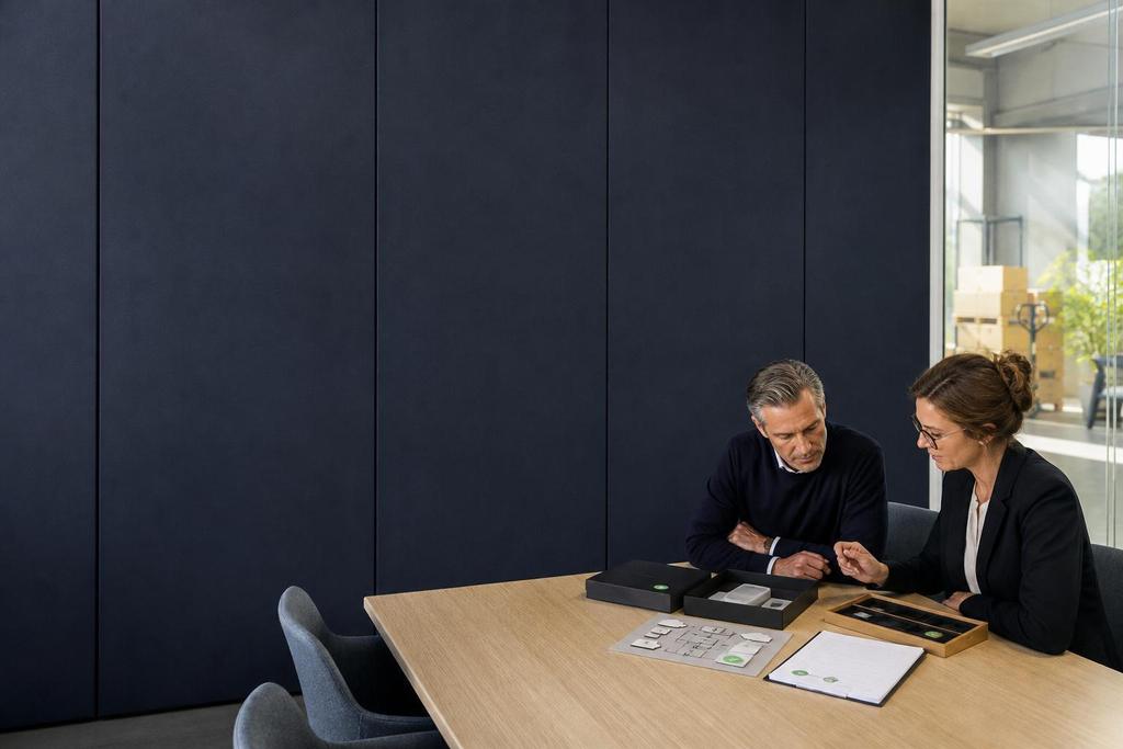 Illustratieve ondernemer en adviseur die IT-services, gebruikersketens, service-interfaces en overdracht bespreken