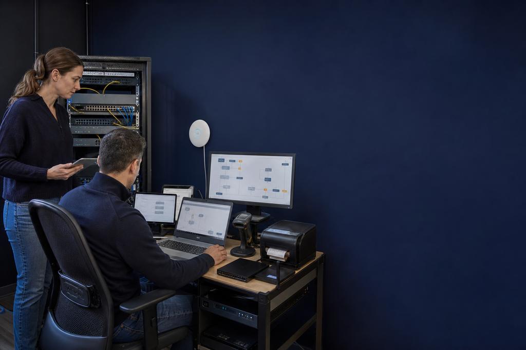 Illustratieve netwerkspecialisten die internetproblemen met scanners, printers, werkplekken en netwerkapparatuur onderzoeken