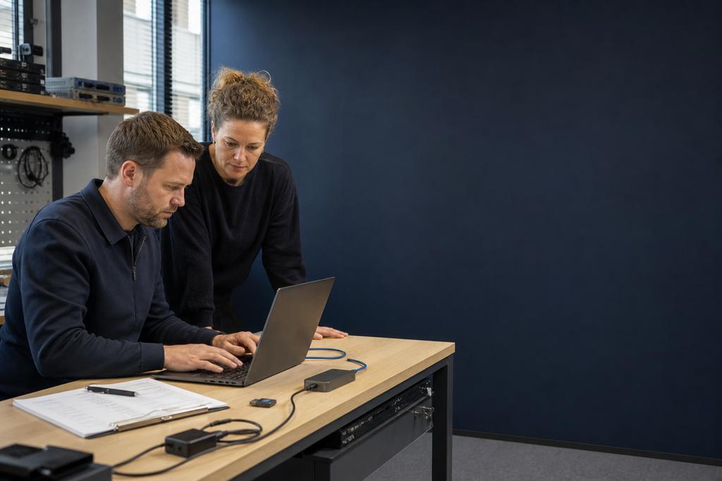 Illustratieve softwarebeheerder en medewerker die laptop, oude applicatie, database en adapter offline testen