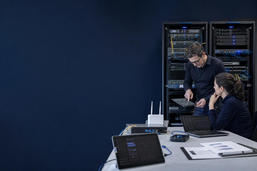 Illustratieve netwerkauditor en operationsengineer die zakelijke WiFi, accesspoints, roaming, switchuplinks en een mobiele applicatietaak onderzoeken