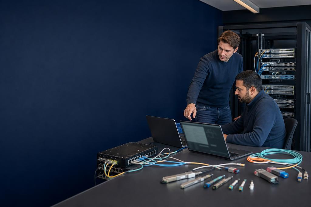Illustratieve switchspecialisten die interfaces, uplinks, optieken, packet bursts, buffers, wachtrijen, QoS en een applicatietaak onderzoeken