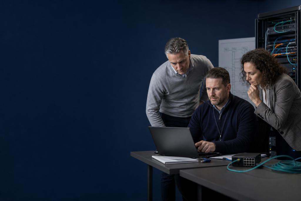 Illustratieve backupspecialist en proceseigenaar die een veilige herstelproef en bruikbare bedrijfstaak beoordelen