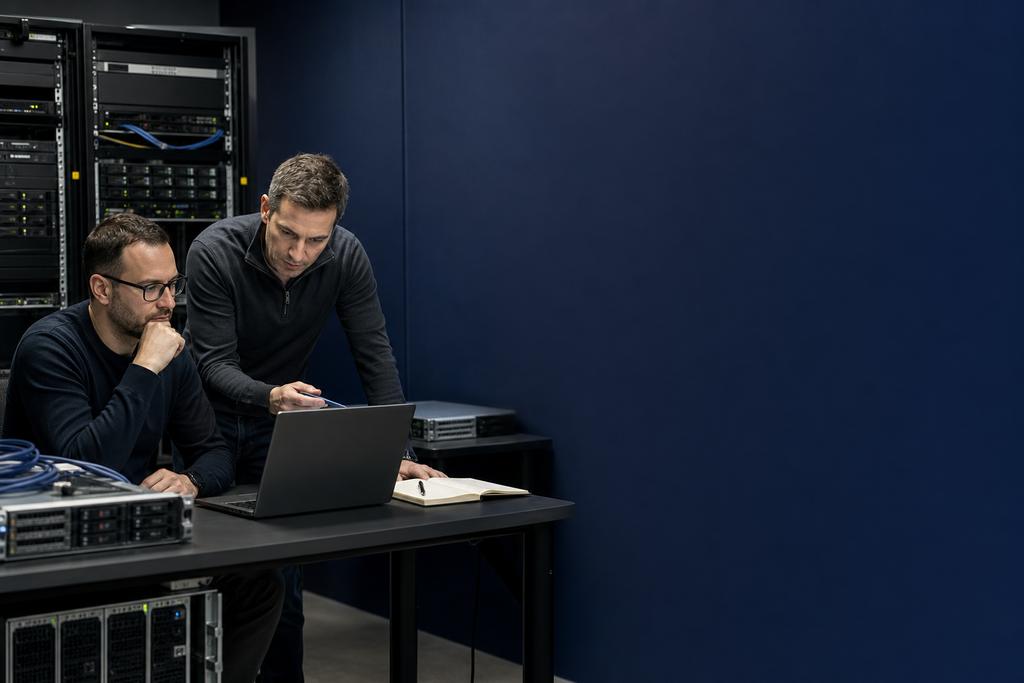 Illustratieve software- en infrastructuurspecialisten die applicatiebuild, runtime, database, serverdoel, release en terugval repeteren