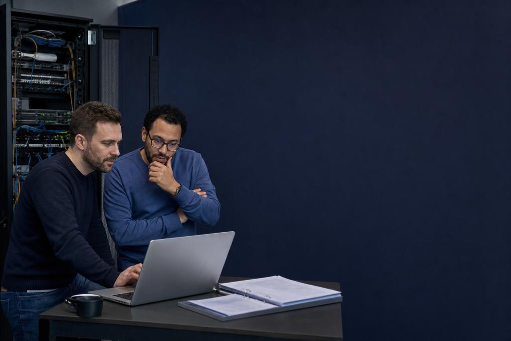 Illustratieve infrastructuurspecialisten die jump host, interfaceserver, historieopslag en netwerkbuffer naast productie optimaliseren